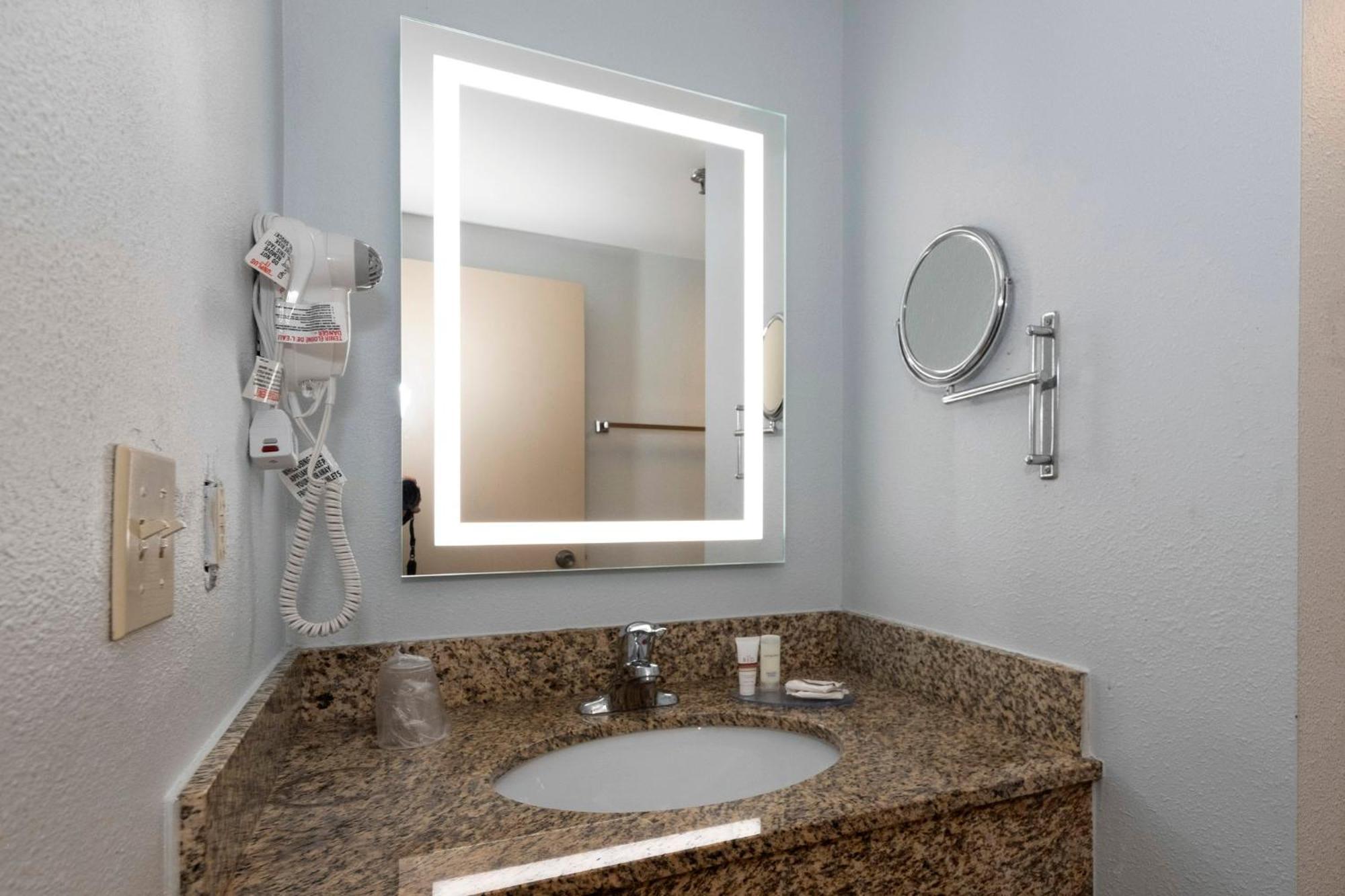 Superior King Room Disability Access Roll-In Shower Smoke Free,1620211480:JPEG